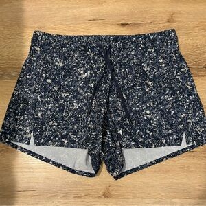Athleta Printed Baja Shorts Unlined with a 4” Inseam in Blue & Gray Geometric